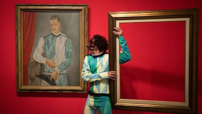 El Arlequin ha cobrado vida y se ha paseado por el museo Picasso de Barcelona, a los cien años de la donación del pintor de esta obra.