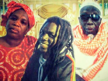 Fatoumata, Amadou y Alpha Pam, en un montaje fotográfico que hoy guardan los padres del fallecido en su casa de Senegal.