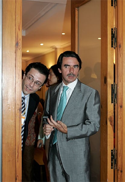 José María Aznar y el secretario general de la FAES, Javier Fernández-Lasquetty, en julio de 2004.