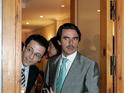 José María Aznar y el secretario general de la FAES, Javier Fernández-Lasquetty, en julio de 2004.