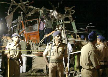 Un autobús público ha explosionado esta tarde en Bombay, India, causando la muerte a cuatro personas y heridas a 31. Al parecer había un explosivo situado bajo un asiento del vehículo, según fuentes policiales. En la foto, Fuerzas de Seguridad y personal de rescate trabajan en los restos del autobús. La India vive desde hace años un enfrentamiento entre grupos de radicales hindúes y musulmanes.