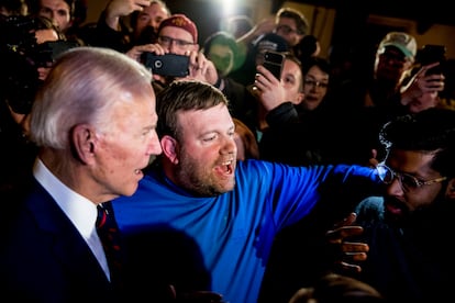 Frank Luntz, center, speaks with Joe Biden in Iowa on January 18, 2020