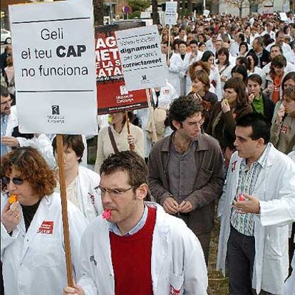 Concentración de médicos, ayer, en el Parc Taulí de Sabadell.