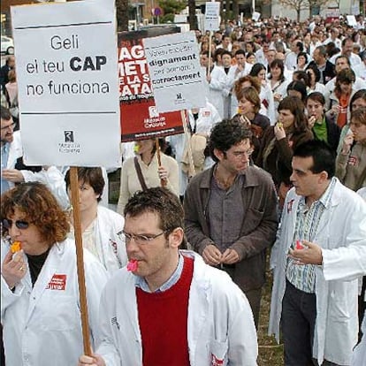 Concentración de médicos, ayer, en el Parc Taulí de Sabadell.