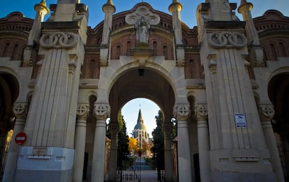 Entrada principal del cementerio de la Almudena.