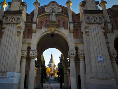Entrada principal del cementiri de l'Almudena, a Madrid.