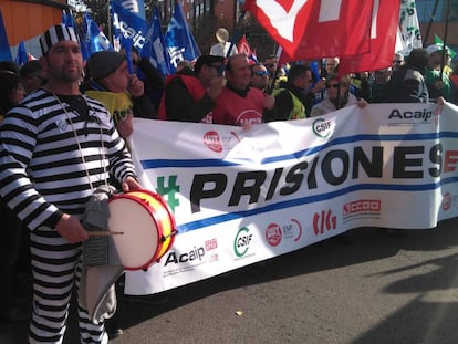 Cabecera de la última manifestación en Madrid convocada por los sindicatos de prisiones para exigir un aumento en sus retribuciones.