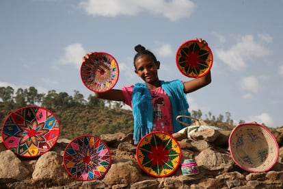 Una joven vende artesanía junto a las ruinas del palacio de la reina de Saba, en Axum.