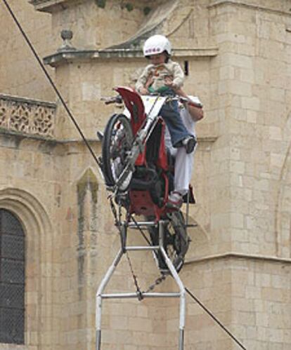 El pequeño Hugo Bordini, de cinco años, durante una de sus actuaciones en el alambre en Segovia.