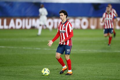 João Félix conduce el balón durante el Real Madrid-Atlético disputado el pasado sábado en el estadio Alfredo di Stéfano.