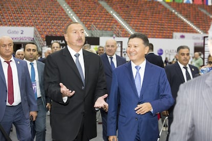 El presidente de Azerbaiy&aacute;n, Ilham Al&iacute;ev, en el centro, acompa&ntilde;ado por el presidente de la FIDE, Kirs&aacute;n Iliumy&iacute;nov, poco antes de efectuar el saque de honor