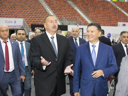 El presidente de Azerbaiy&aacute;n, Ilham Al&iacute;ev, en el centro, acompa&ntilde;ado por el presidente de la FIDE, Kirs&aacute;n Iliumy&iacute;nov, poco antes de efectuar el saque de honor