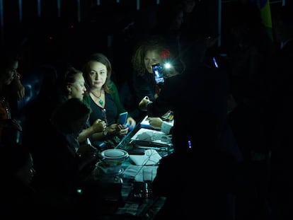 Plenário do Senado às escuras, após Eunício Oliveira suspender sessão da reforma trabalhista.