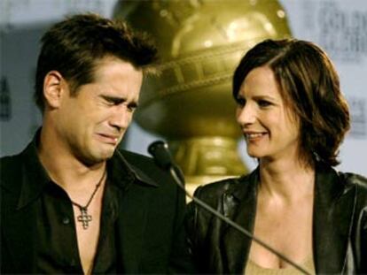 El actor irlandés Colin Farrell (iqda) y la actriz australiana Rachel Griffiths anuncian las candidaturas, hoy en Beverly Hills.