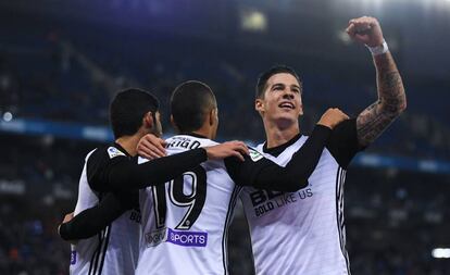 Santi Mina celebra un gol junto a Rodrigo y Guedes.