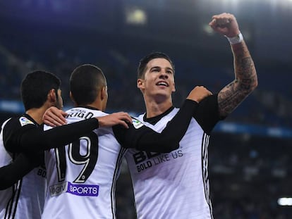 Santi Mina celebra un gol junto a Rodrigo y Guedes.