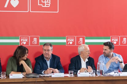 Desde la izquierda, la portavoz del PSOE, Ángeles Ferrez; el secretario general del PSOE de Andalucía, Juan Espadas; el presidente del PSOE Andaluz, Manuel Pezzi y el secretario de Organización, Noel López  en la reunión de la Comisión Ejecutiva, este martes, en Sevilla.