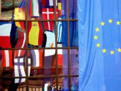 Imagn de la bandera de la Unión Europea (UE) junto a las de varios países miembros en la sede del Consejo Europeo en Bruselas. EFE/Archivo