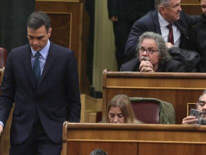 Pedro Sánchez pasa por delante de Joan Tarda en el debate del miércoles.