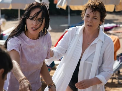 Dakota Johnson y Olivia Colman, en 'La hija oscura'.