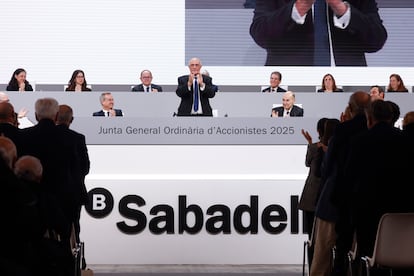 El presidente del Banco Sabadell, Josep Oliu, es aplaudido tras su intervención en la última Junta General de Accionistas de la entidad.