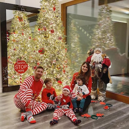 Vestidos a juego con un pijama de Disney, Leo Messi, Antonela Roccuzzo y los tres hijos del matrimonio han deseado una feliz Navidad a todos.