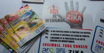 Carteles y folletos informativos sobre el virus del zika.