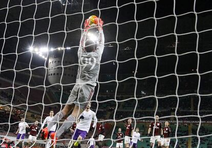 Gianluigi Donnarumma atrapa la pelota tras un remate de la Fiorentina en San Siro.