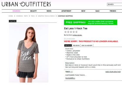 "Come menos", otro de los consejos para olvidar de Urban Outfitters
Allá por 2010, la camiseta "eat less" ("come menos") copó titulares en todo el mundo. Una modelo adolescente posaba con el diseño gris de cuello en V en la web de la firma indignando al personal. La firma dejó de venderla pero no aprendió. La provocación está en su ADN y además de los polémicos diseños compilados en este artículo, sus diseños han ofendido a judíos, irlandeses, indios y prácticamente a cualquiera que decidiese asomarse a su tienda online.