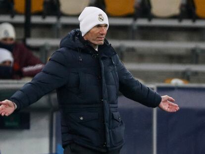 Zinedine Zidane, el martes durante el partido contra el Shakhtar en Kiev. REUTERS