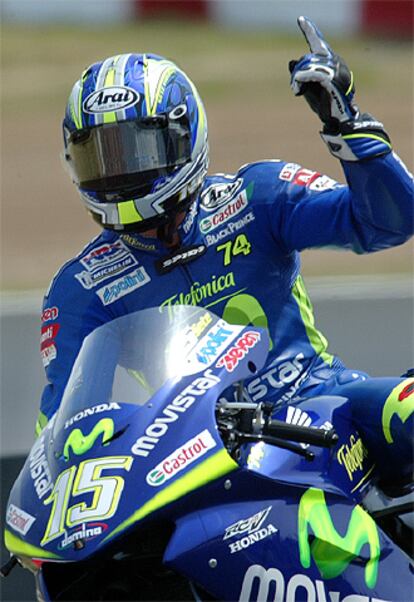 El piloto español Sete Gibernau celebra su <i>pole position</i> esta tarde en el circuito catalán de Montmeló.