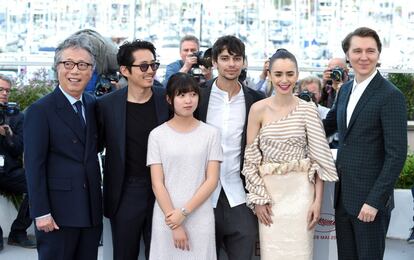 Desde la izquierda,Byung Heebong, Steven Yeun, Ahn Seo-Hyun, Devon Bostick , Lily Collins y Paul Dano, posan en el photocall de 'Okja'.