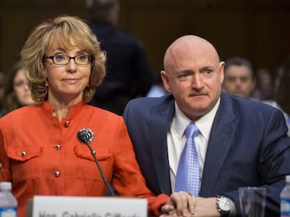 La excongresista de EEUU Gabrielle Giffords y su marido, Mark Kelly.