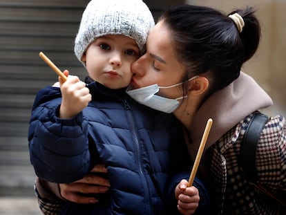 Yuliia y su hijo este jueves en el mercado de Guissona