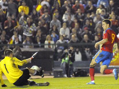 Rodrigo, el pasado jueves, dispara ante el portero de Estonia.