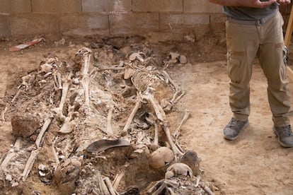 Sevilla/02-06-2022: Restos óseos pertenecientes a la columna minera de Nerva encontrados en la fosa común 'Pico Reja', en el cementerio de San Fernando, Sevilla.
FOTO: PACO PUENTES/EL PAIS