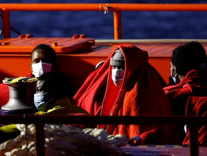 Varios de los migrantes rescatados por Salvamento Marítimo en la madrugada de este martes llegan al puerto de Arguineguín (Gran Canaria).