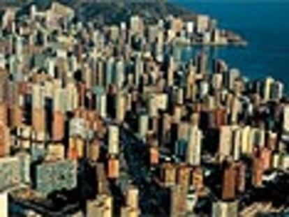 Vista aérea de la playa de Levante en Benidorm, el lugar de España con mayor concentración de rascacielos