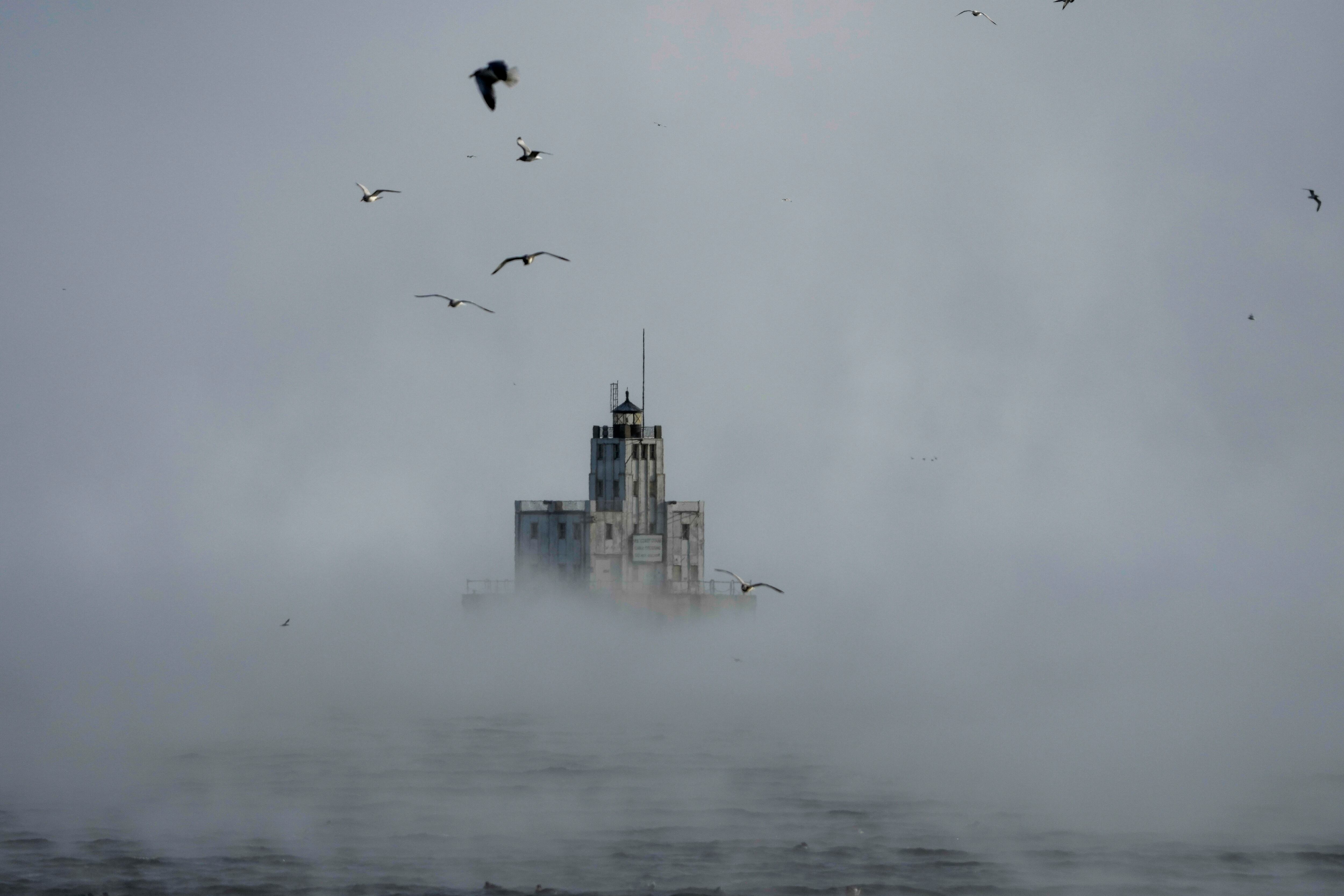 El vapor causado por las bajas temperaturas llena el Lago Michigan en Milwaukee, Estados Unidos.