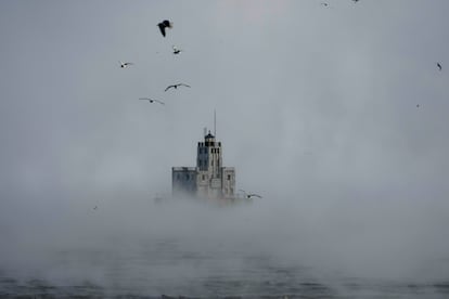 El vapor causado por las bajas temperaturas llena el Lago Michigan en Milwaukee, Estados Unidos.
