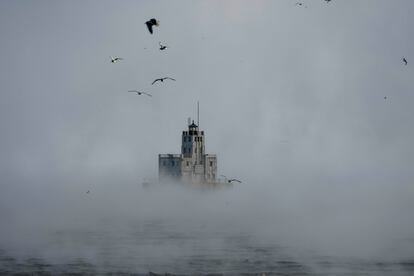 Vapor sale del lago Michigan mientras por las bajas temperaturas en Milwaukee. 