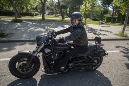 Bal, durante un paseo en su moto con su Harley Davidson en Madrid.