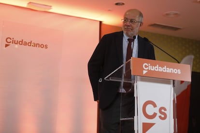 El candidato de Ciudadanos a la Presidencia de la Junta de Castilla y León, Francisco Igea, valora los resultados obtenidos por su formación, en Valladolid. Igea, que será el único representante de su partido en el nuevo parlamento autonómico, ha abogado para que los grandes partidos, PP y PSOE, se sienten a dialogar para llegar a acuerdos en materias como la lucha contra la despoblación o la reforma sanitaria.