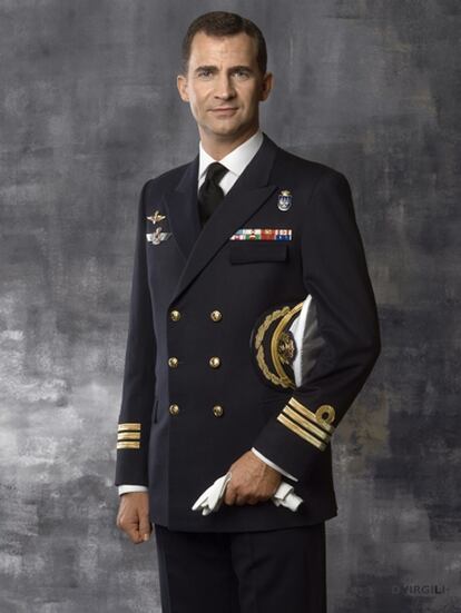 Fotografía oficial de S.A.R. el Príncipe de Asturias, con uniforme de Capitán de Fragata de la Armada