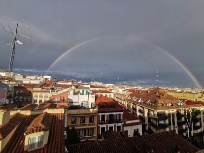 Un arcoiris sale después de una tormenta este domingo en el madrileño barrio de Lavapiés.