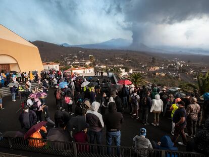 Turistas observan el volcán de Cumbre Vieja, en La Palma, desde el mirador de Tajuya.