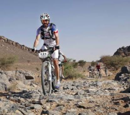 Imagen facilitada por Mediaset España del actor, productor y "showman" Santi Millán en su bicicleta de montaña con la que ha recorrido 700 kilómetros. Mañana se estrena el reportaje "Imparables" sobre toda la aventura.