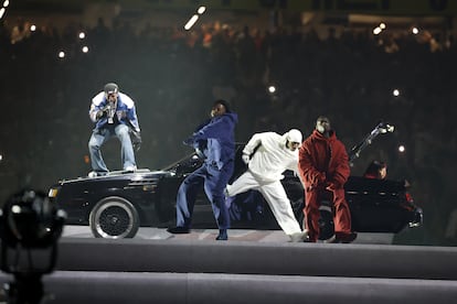 Kendrick Lamar sobre un auto Buick al inicio de su presentación en el Super Bowl.