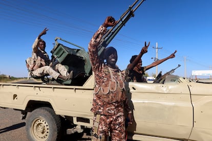 Soldados del ejrcito de Sudn celebran tras entrar en Wad Madani, en Sudn, el 12 de enero de 2025.