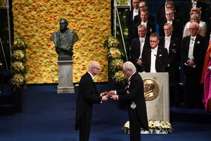 Michael Ashkin, hijo del laureado en física de 96 años Arthur Ashkin, recoge el premio Nobel de su padre. 